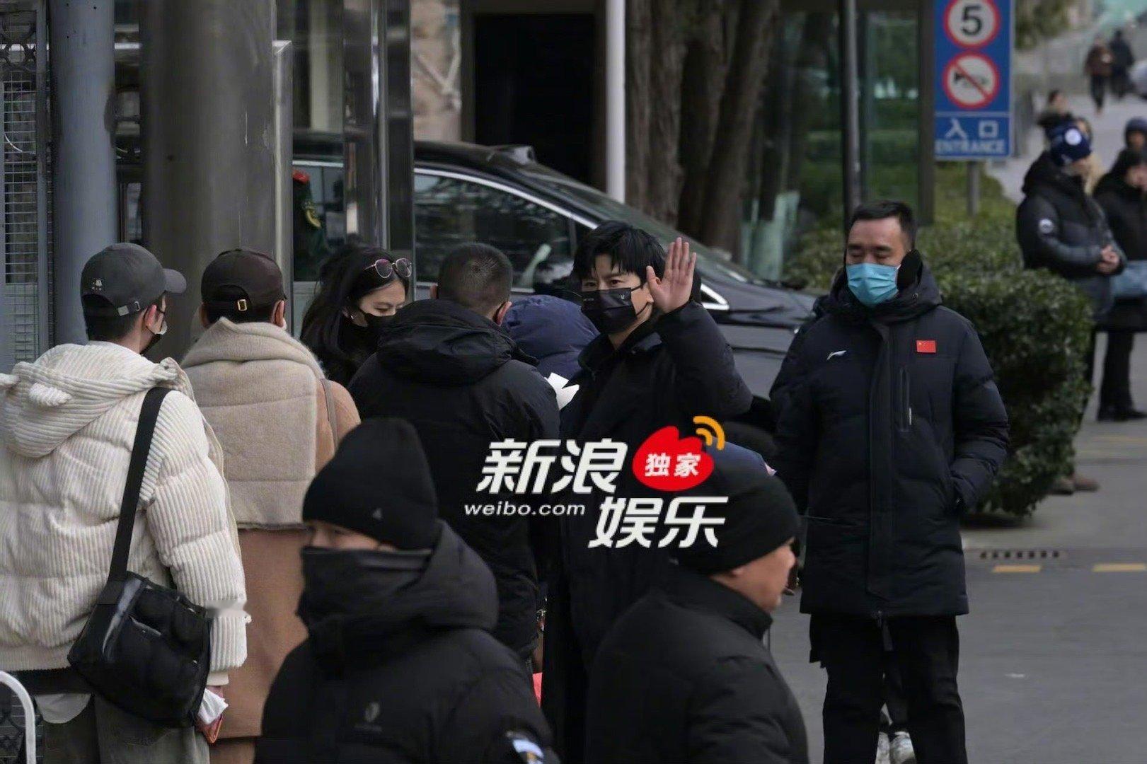 张杰现身第一次春晚联排张杰现身马年春晚第一次联排！又能在春晚听到杰锅的天籁之音了