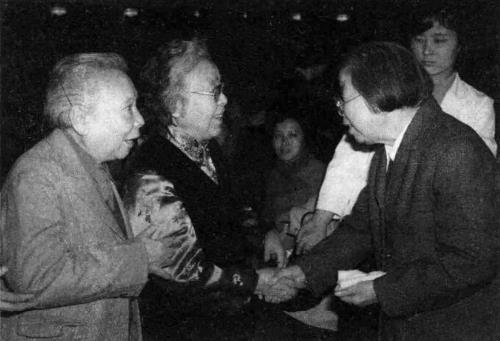 1984年在“三八”国际劳动妇女节茶话会上，邓颖超同李伯钊(左一)、丁玲(左
二