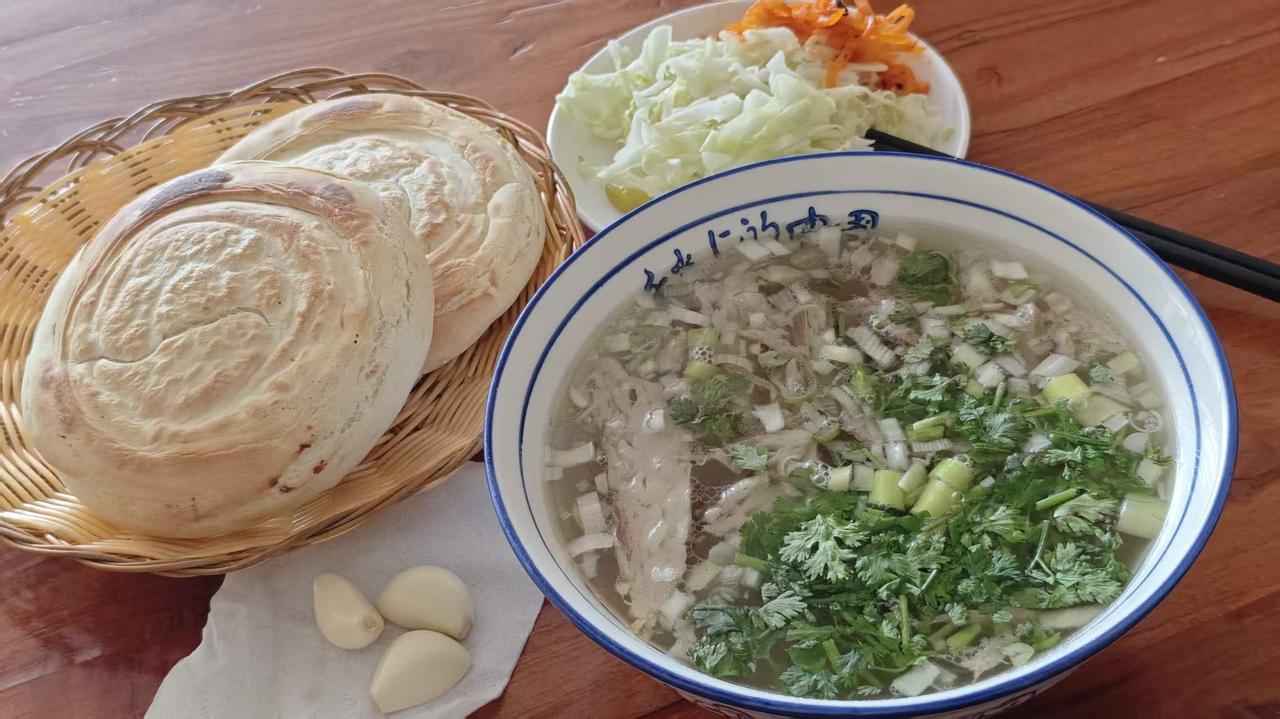 西安羊肉泡馍，那可是西北美食的代表，承载着厚重的历史文化。它是中原与西北游牧民族