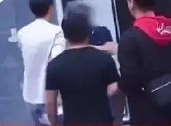 男子付了十四万，把二手轿车开回家，洗车时发现后备箱锁扣不对劲，撬开后见夹层里塞着