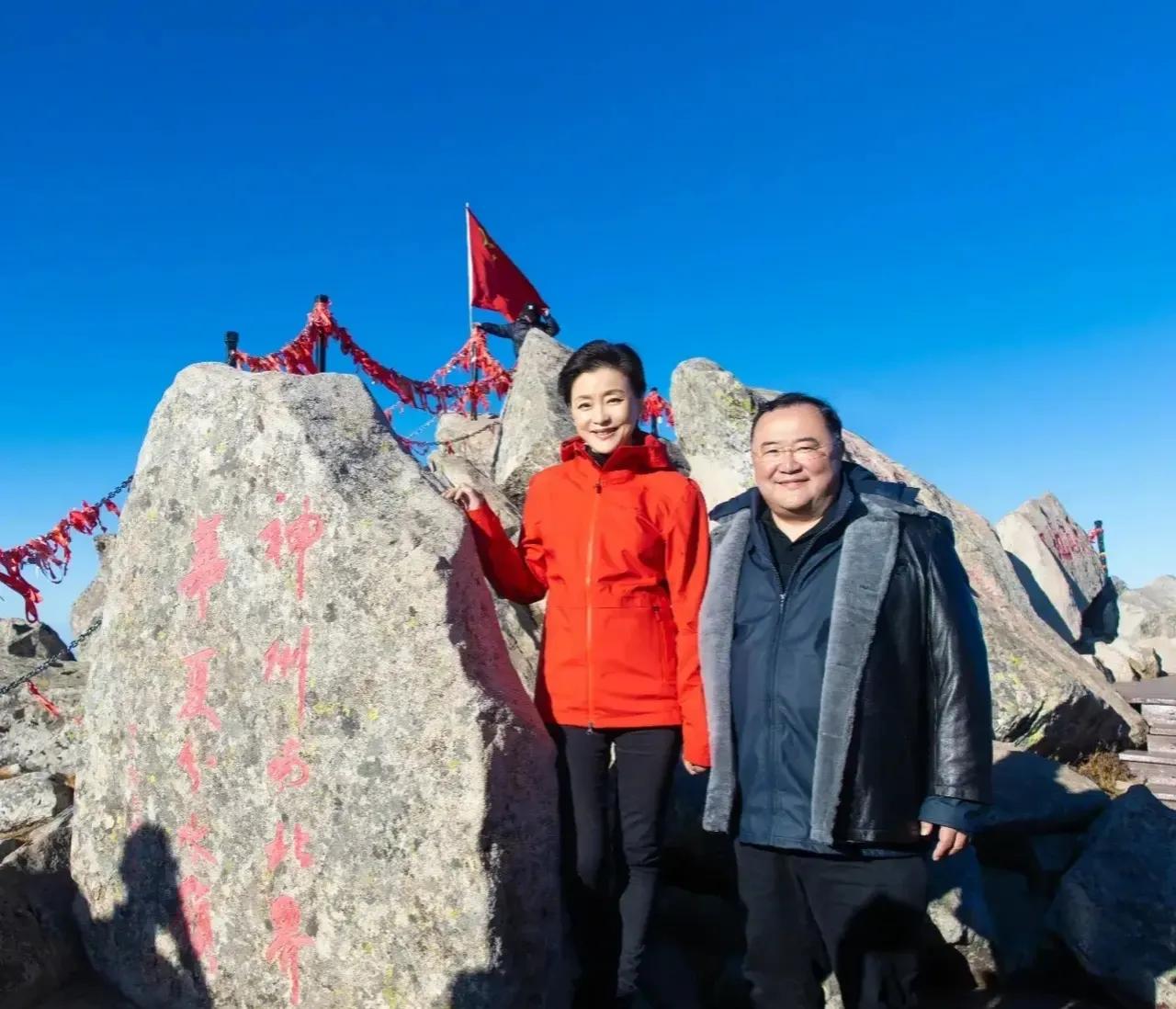 近日，著名主持人杨澜携夫登上陕西宝鸡眉县的太白山，领略了秦岭山脉的壮丽之美。太白
