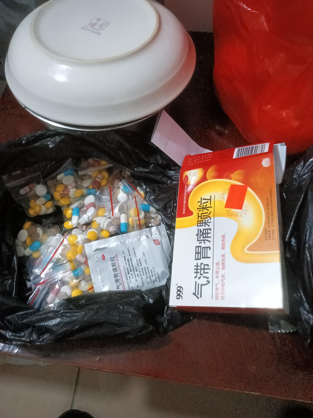 朋友们，大家好，我是小青，这几天感觉胸口很不舒服，结果昨天晚上自己按了胸口这里，