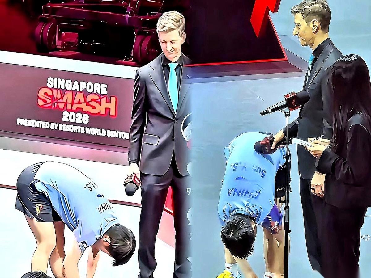 话筒都怼脸上了，莎莎突然就地一蹲，系起了鞋带！
刚从半决赛杀出来的她，看都没看递