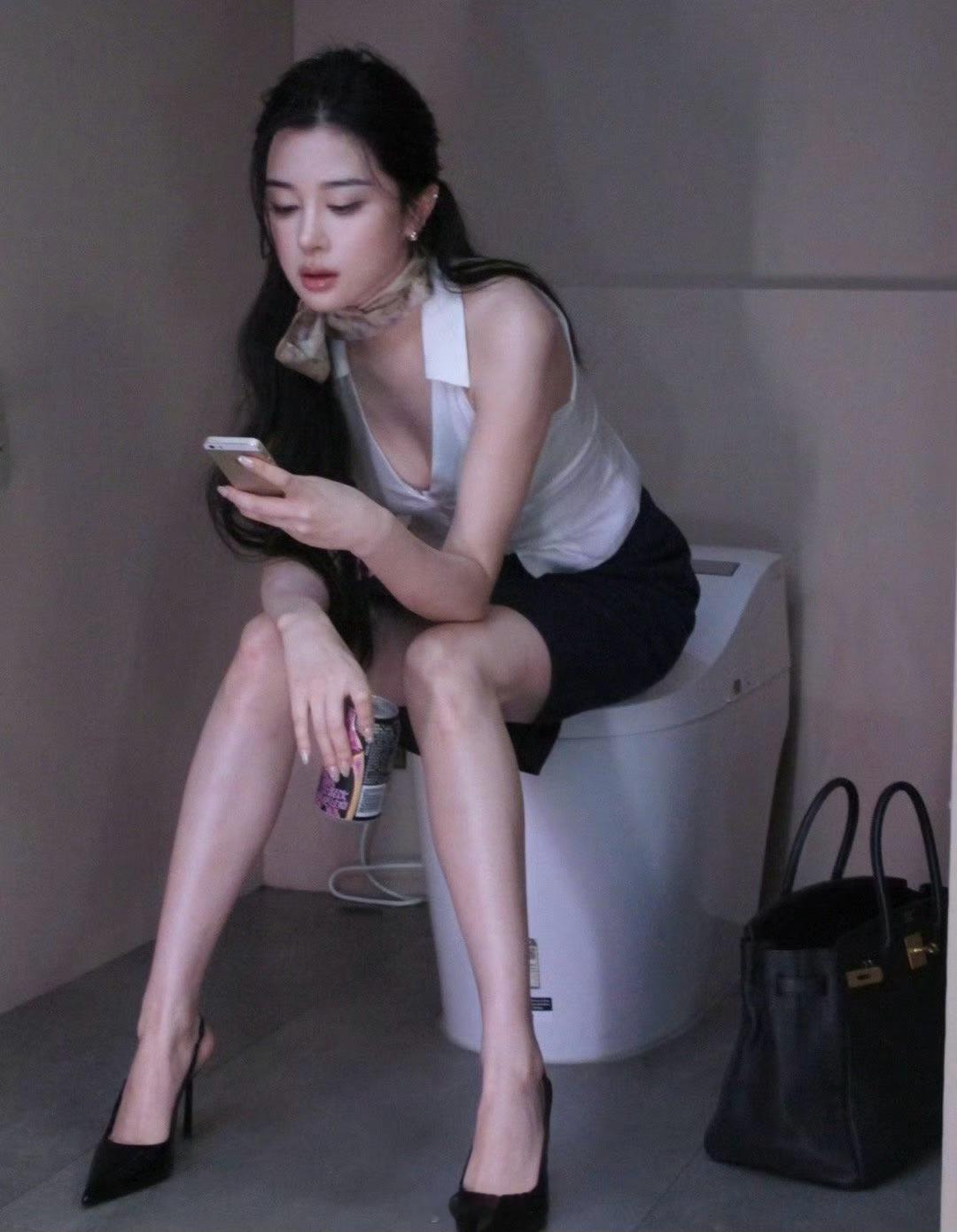 刷到一个好看的小姐姐还在用iPhone 5s！ 