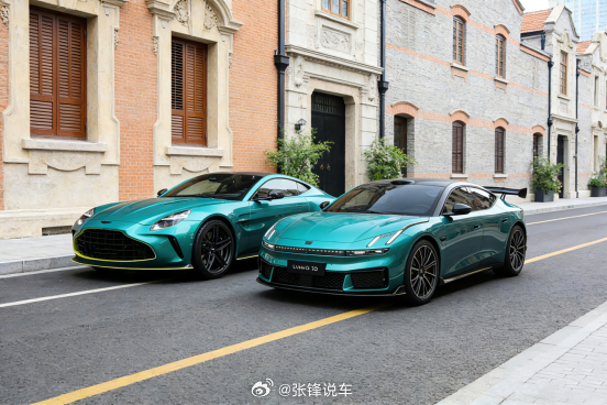 领克10+这个赛影蓝看着确实有阿斯顿马丁的调调，有点像深海折射出来的那种层次感，