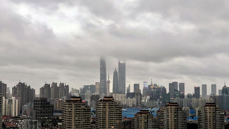 上海在台风天鼓励大家居家办公，此举着实充满了人情味。
台风天里狂风呼啸、暴雨倾盆