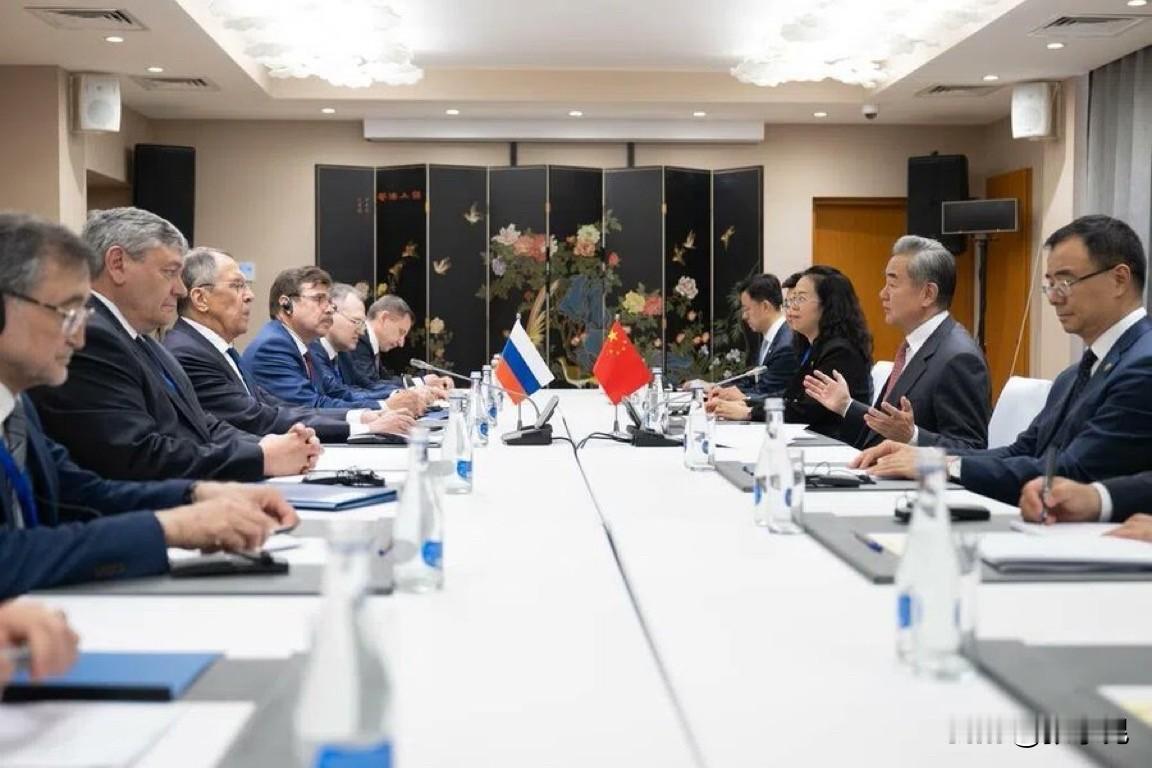 联合早报25日报道：“中共政治局委员、中国外交部长王毅在与俄罗斯外长拉夫罗夫会面