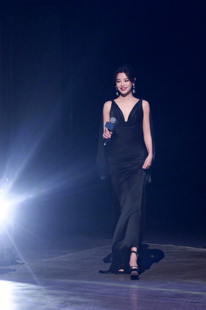 辛芷蕾的状态 被辛芷蕾这状态迷到失语！挂脖黑裙的极简版型衬得她身姿格外舒展，裸背