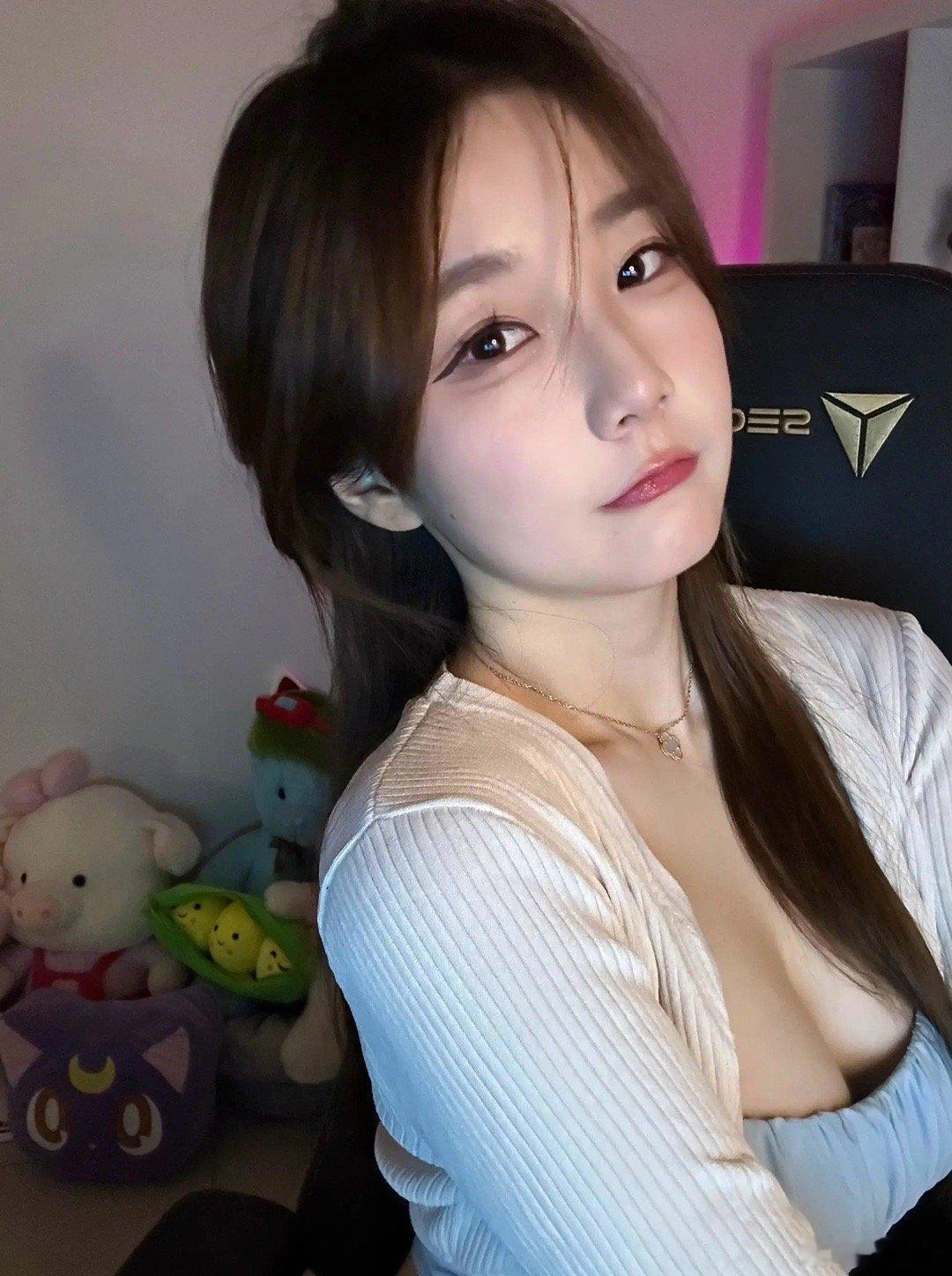 前解说Kitty分享自拍照：我们不能成为朋友，等待你的爱[awsl]“we ca