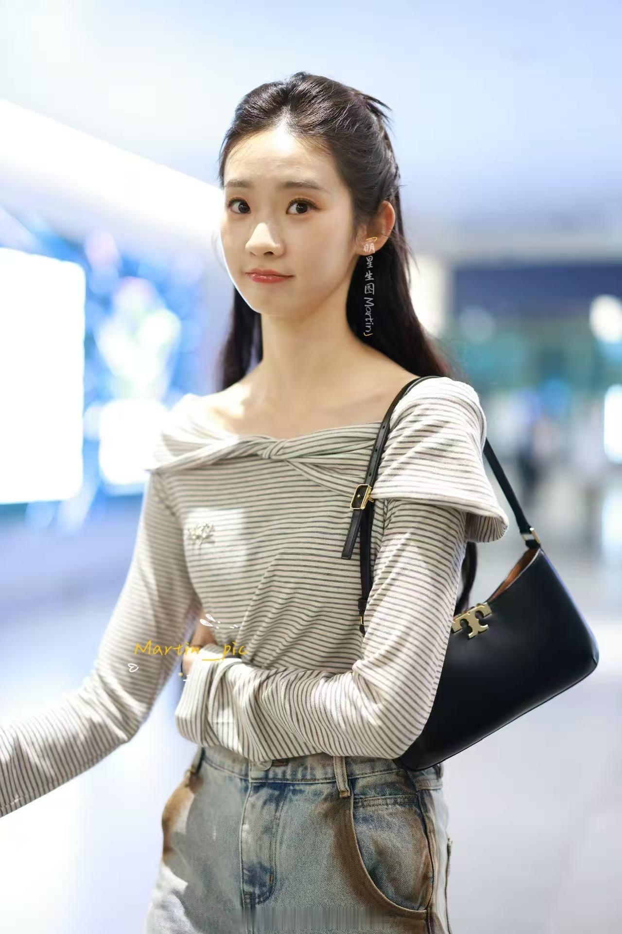 张艺凡瘦成这样张艺凡出发生图，好优越的天鹅颈，清清爽爽[送花花] ​​​
