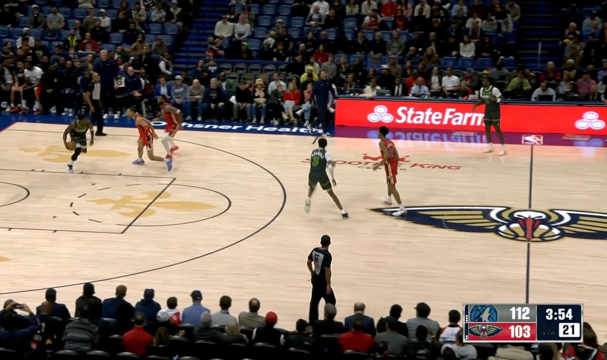 这个世界着急让你年少坐牢——为了不让爱德华兹继续得分，鹈鹕选择底线包夹，本方半场