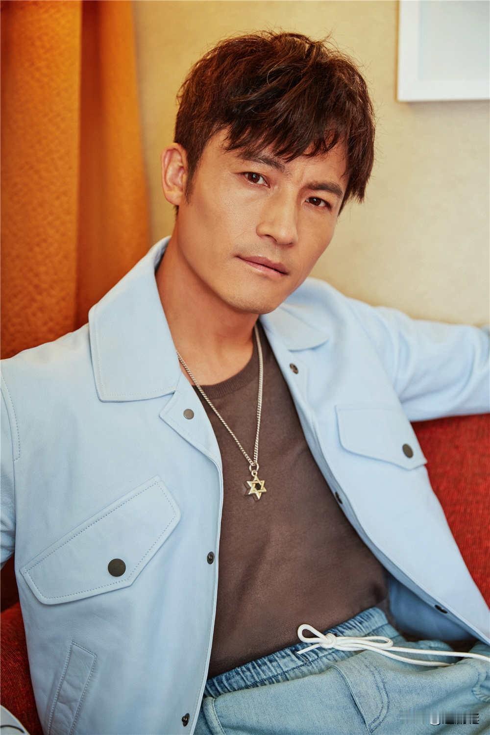 大家有没有觉得，演林东福的耿乐有点“反常”？都五十多岁的人了，演起纯情少年竟然还