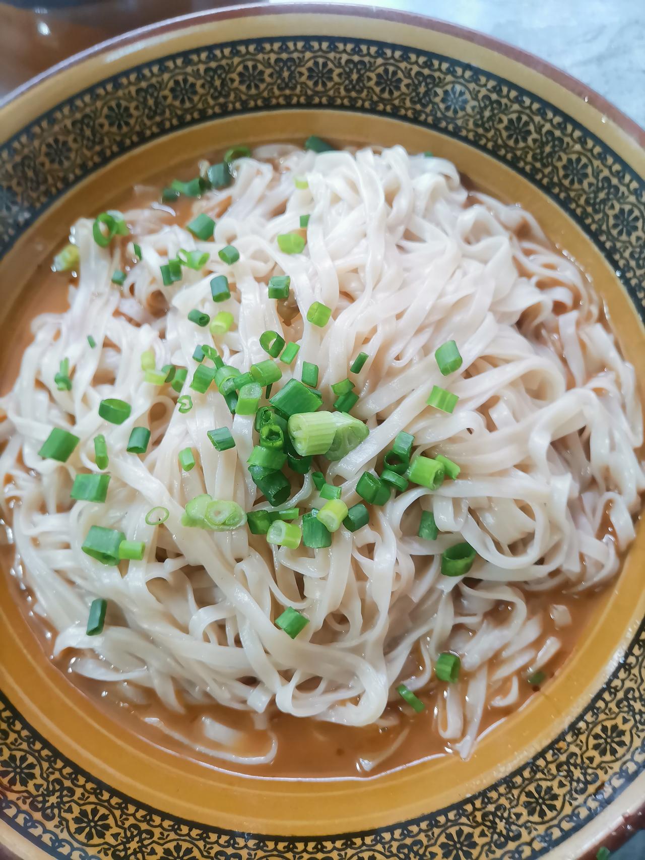 吃饭了，沙县大酒店🏨拌面🍜，猪🐷肚汤[爱慕][爱慕][爱慕]
开饭咯，今儿