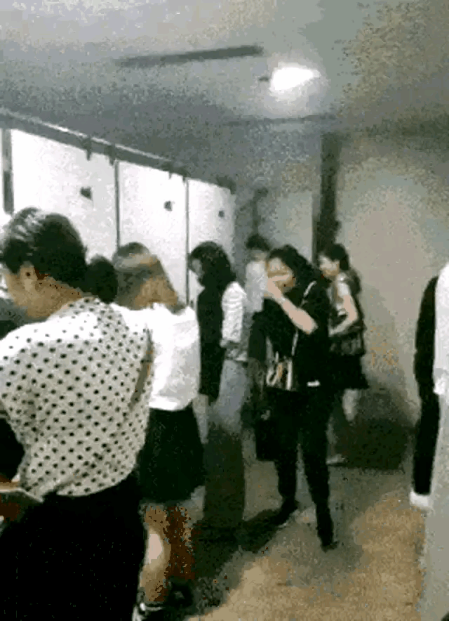 如何看待女性占用男厕现象？
评：这个话题很无聊，还引来热议，真的没必要，临时征用