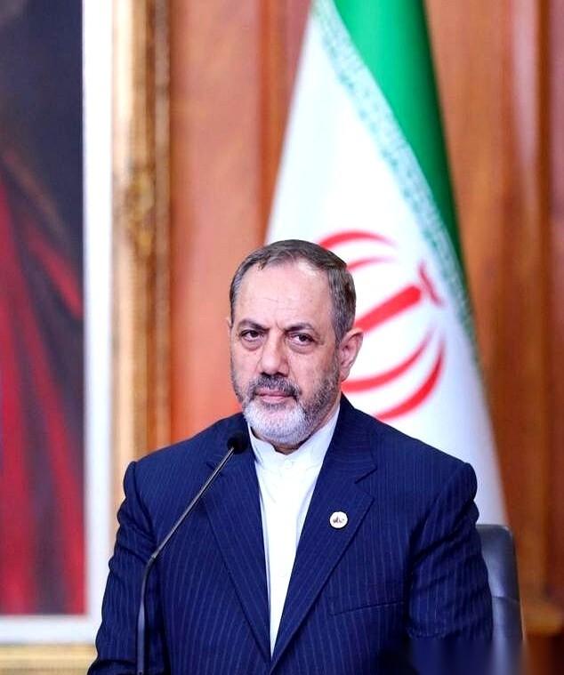 凌晨，外媒急报，消息像颗炸弹在德黑兰上空炸开：伊朗前总统内贾德，遇袭身亡！
几乎