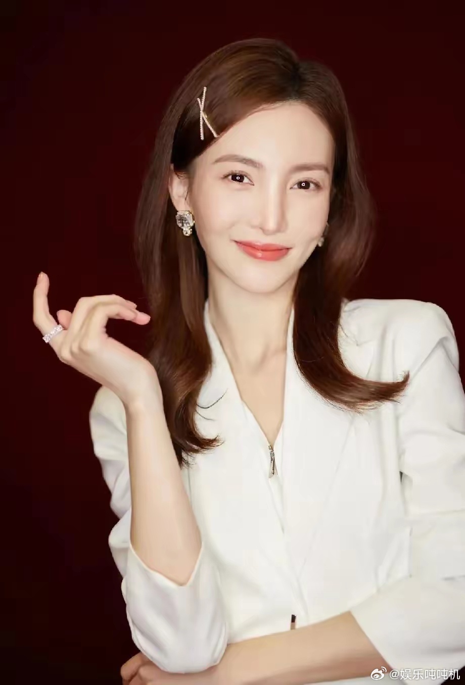 我一直怀疑金晨资源怎么这么好这下终于让我找到答案了原来，是因为她爸爸的原因她爸爸