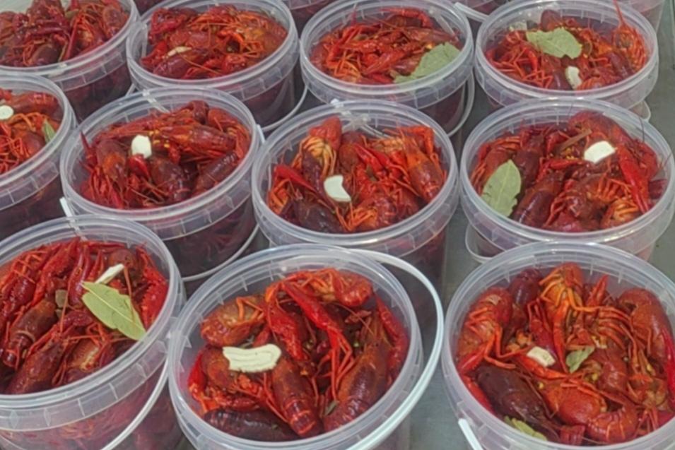 百年非遗王悦盛，匠心独运大酱园。
盱眙城里老字号，乡邻称赞酱醋好。
龙虾美誉海内