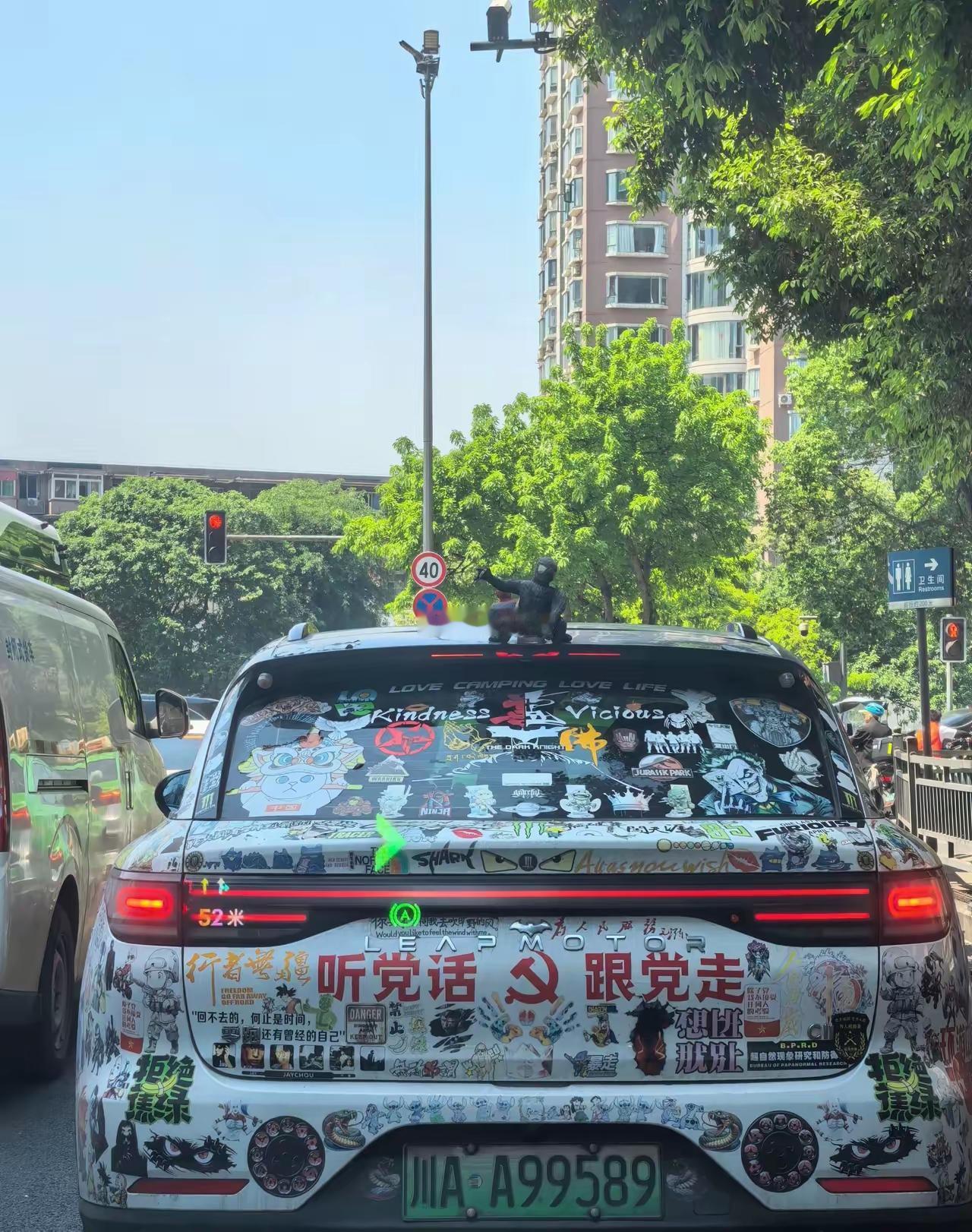 主旋律是没有任何问题的，虽然车被贴成花脸了，车主应该是一个个性十足的人，但是冲着
