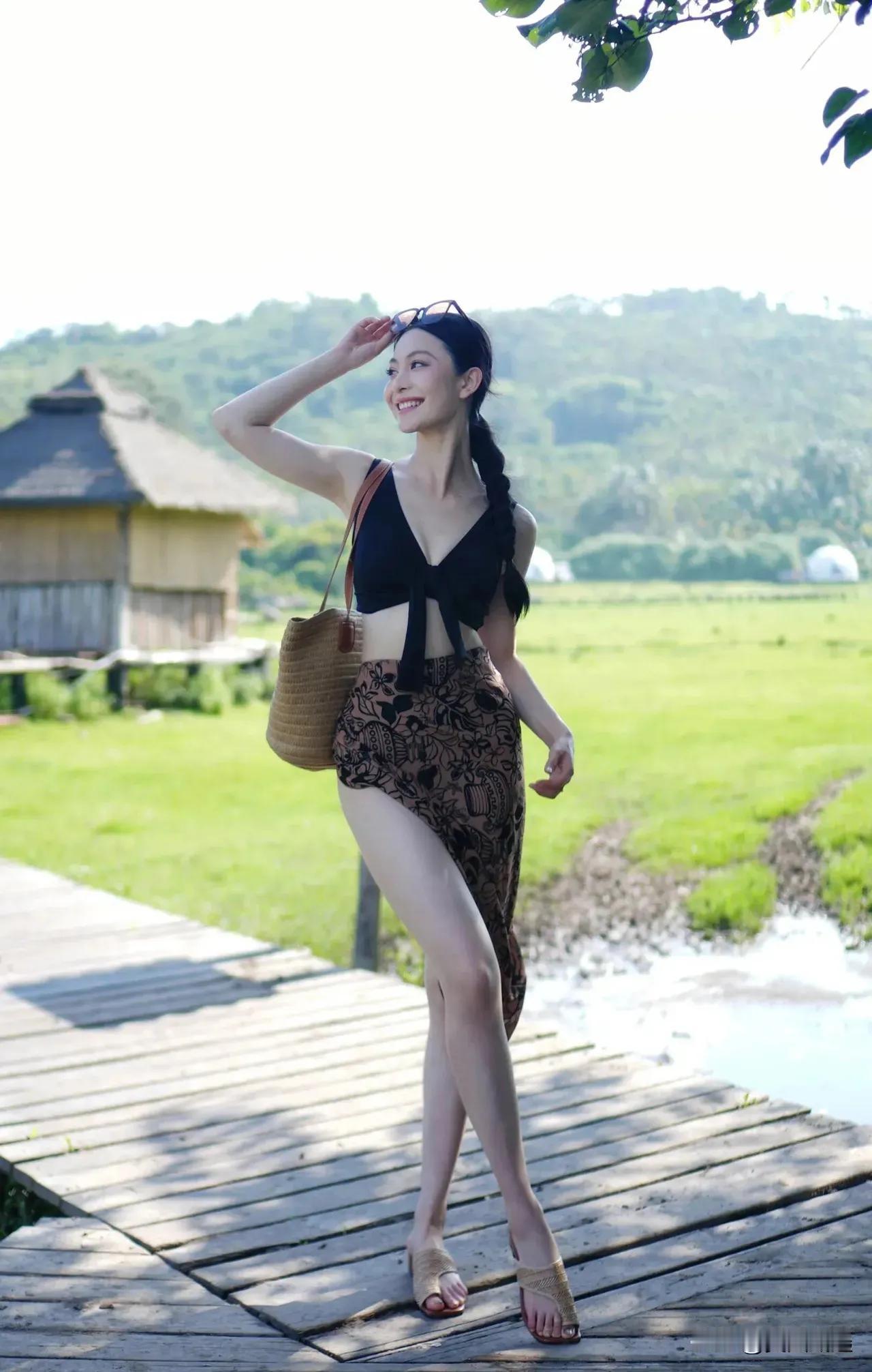 美女沉浸在大自然的清新之中，美不胜收