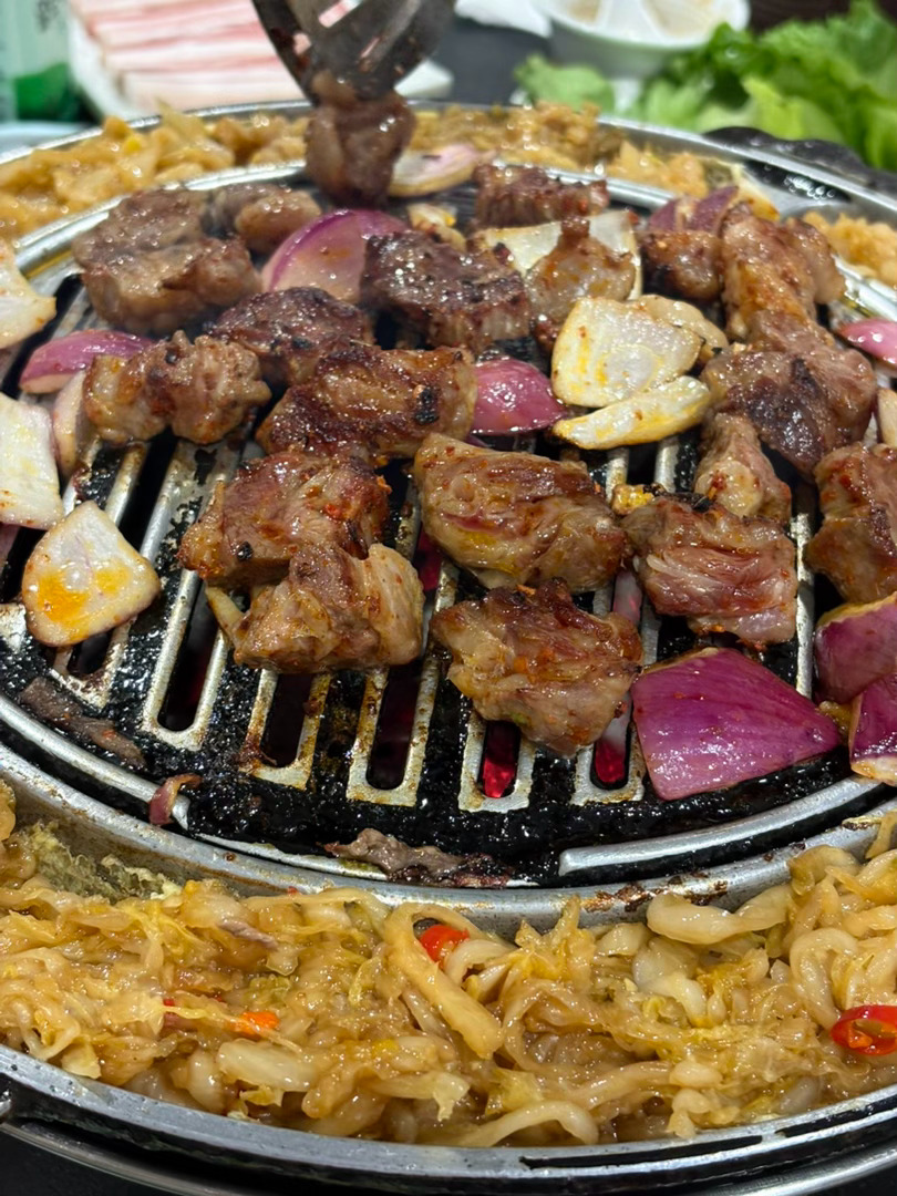 吃了一顿烤肉，老板额外炒了一盘青菜，非常对我们的口味。这边人都很热心主动，尤其是