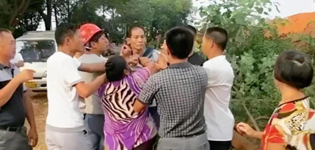 2012 年，江苏一男子与邻居发生了激烈的争吵，之后双方断绝了所有往来，一年后，
