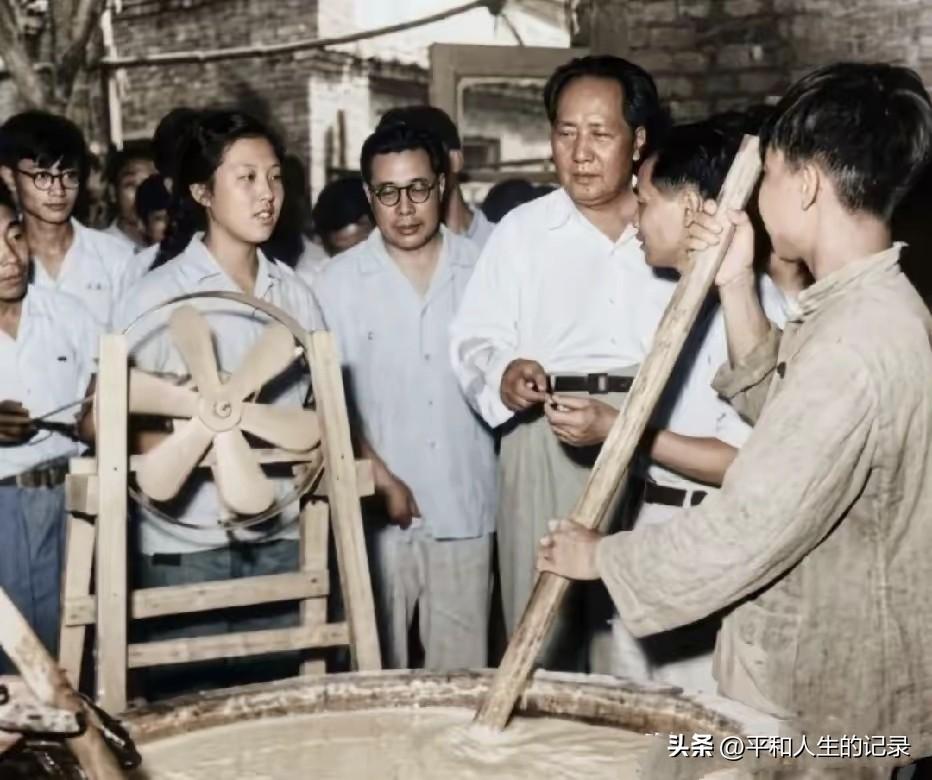 看了令人动容且流泪！世界伟人毛主席永远的东方红！
毛主席一生心里都装着人民，伟大