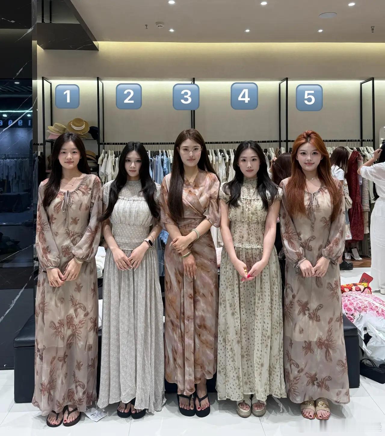 仅凭第一眼，这家店的这些店员按照颜值排名，你会怎么排？ 