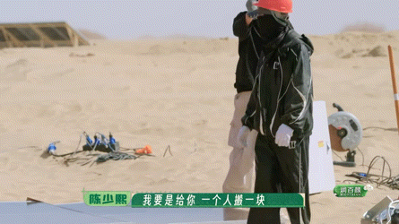 陈少熙一人扛板的实力种地吧4种地日记  齐搬光伏板，一般两个人合搬一块，表示自己