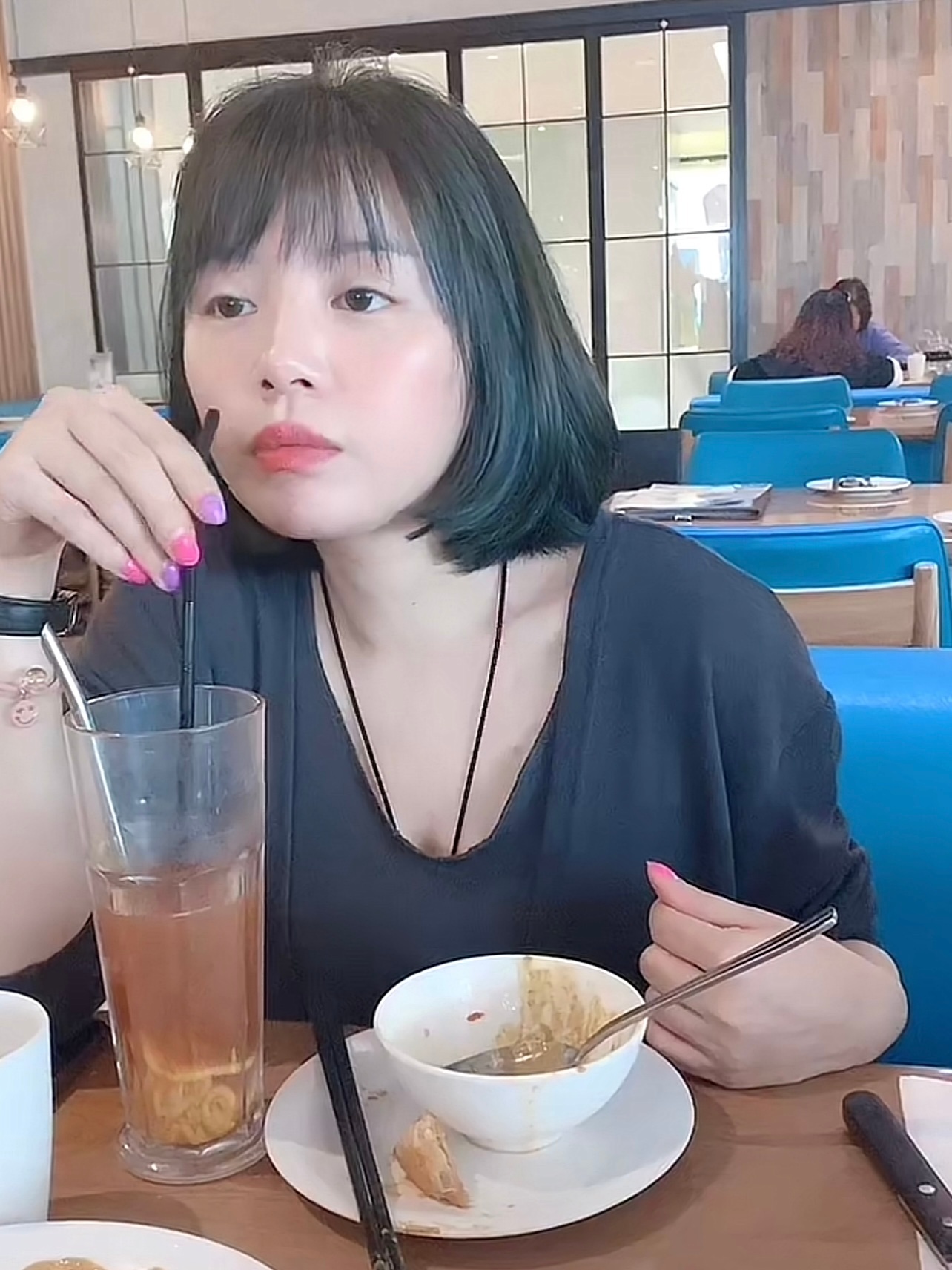 如果p1是李菁那么p2又是谁  能不能把心思多放在工作上  啥啥都干不好光想着怎