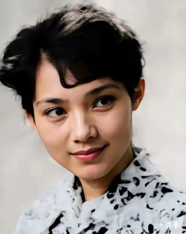 潘虹年轻时颇有点像日本演员栗原小卷，特别是这发型。
栗原小卷，日本演员，在电影《