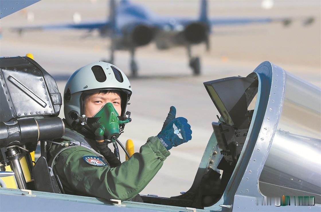 想成为空军飞行员？这绝非易事！我国空军飞行员的选拔，在自然条件、身体素质、心理素