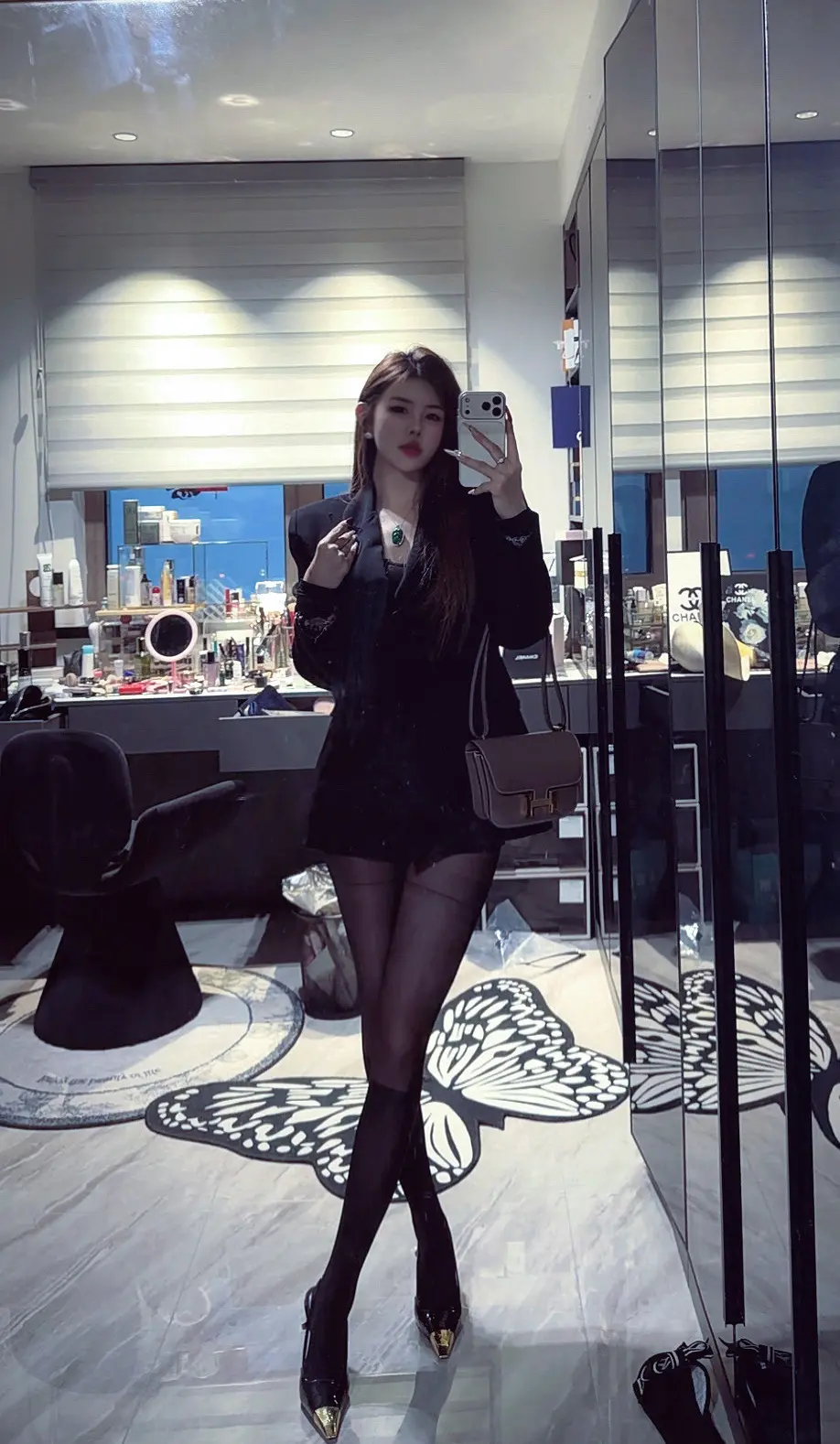 这个世界讲金钱，讲利益，就是不讲道理。