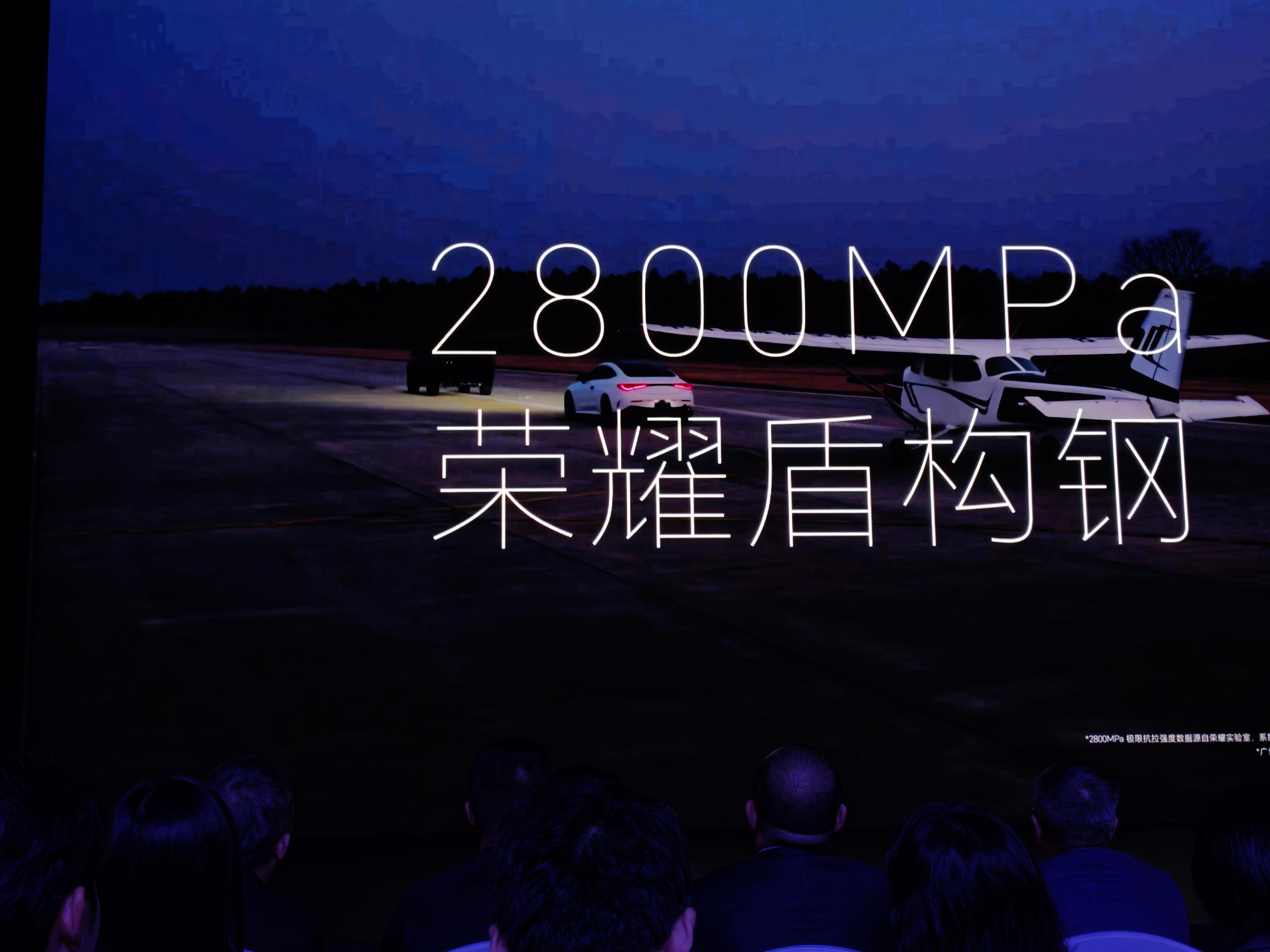 ？荣耀的产品经理居然可以用荣耀 magicV6 做引体向上？这已经很离谱了，居然