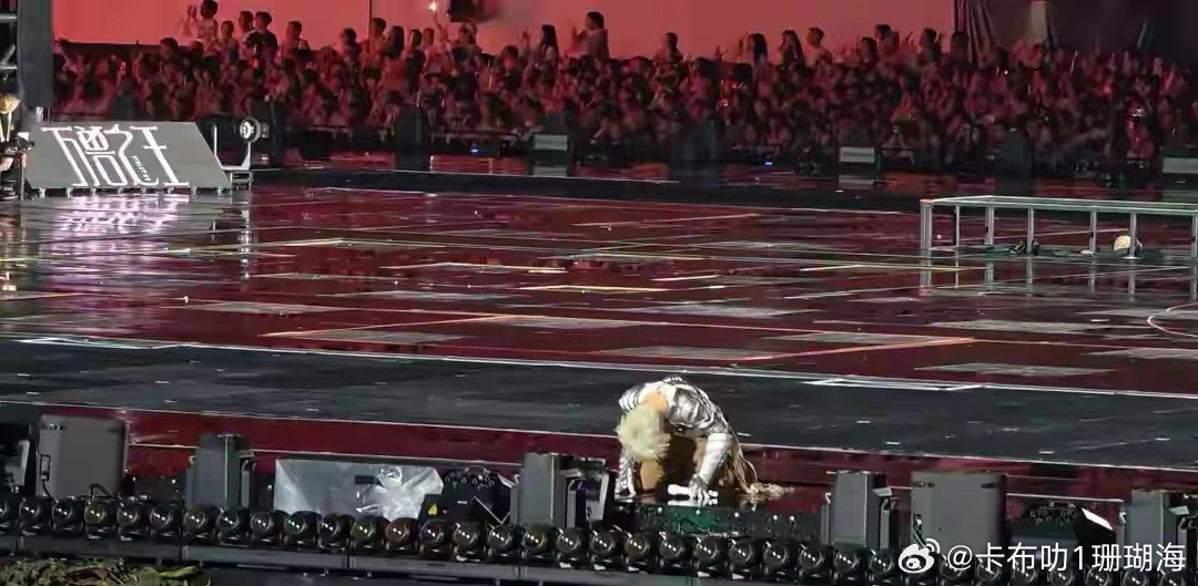 薛之谦在广州演唱会进行中途宣布可以为大家退票，并报销交通及住宿费用，他表示，退票