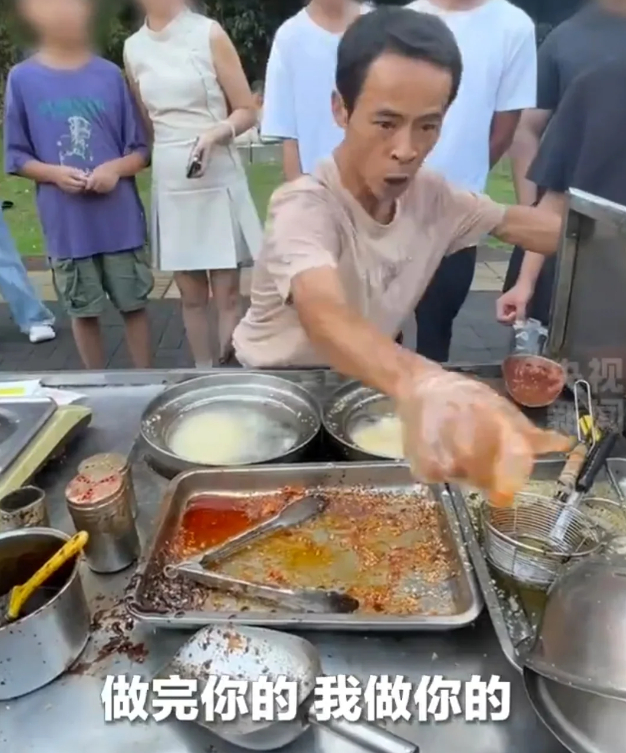 #鸡排哥成立工作室#【“鸡排哥”成立餐饮管理工作室，摊位安装专属空调】#鸡排哥有