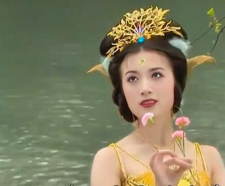 原来早在九十年代，就有医美行业了，只是没有现在这么流行罢了。
想当年，出演《春光