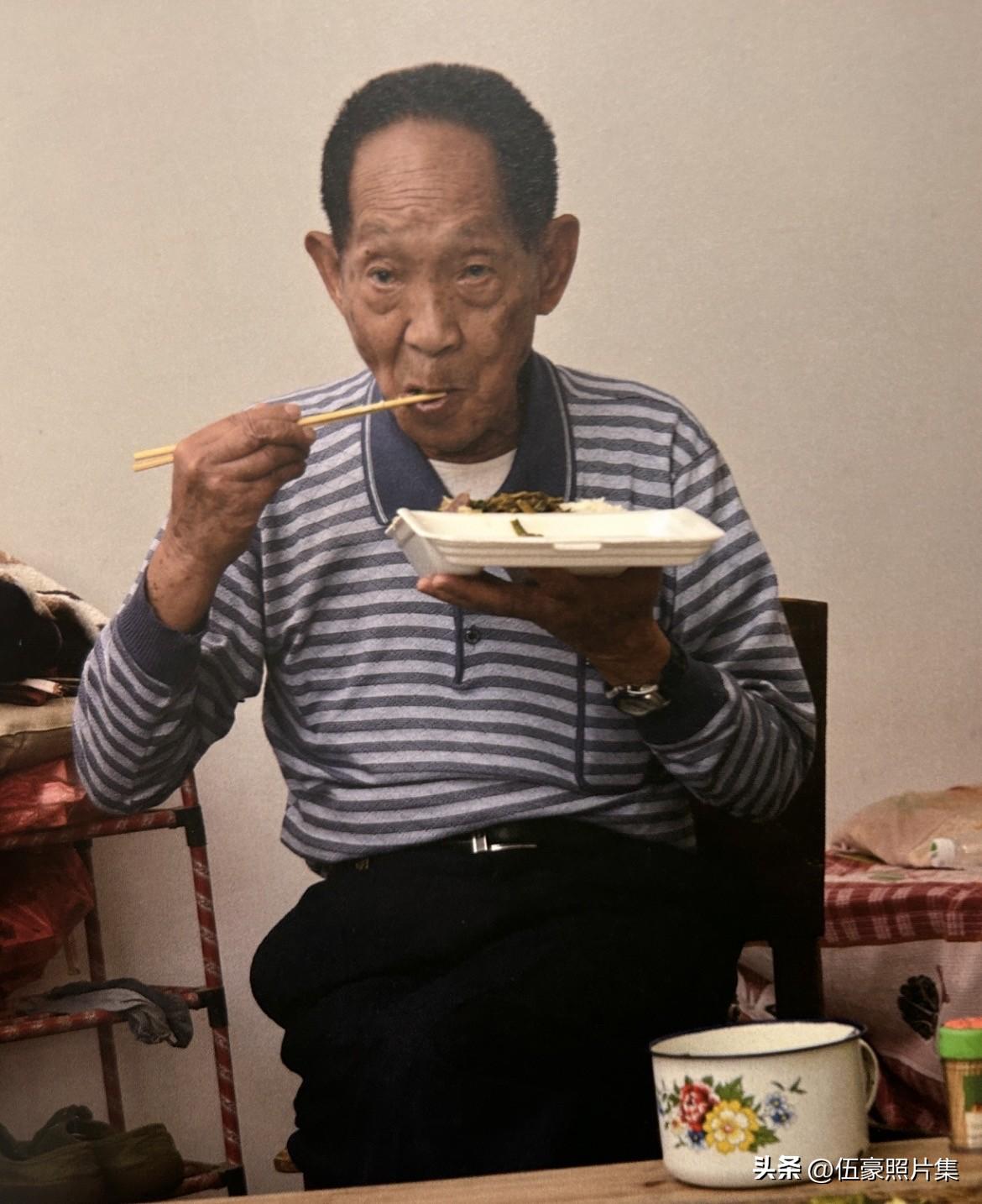 哀隆平穿着朴素，吃着盒饭的照片，完全不是高高在上的院士做派，而是生活简朴，他认为