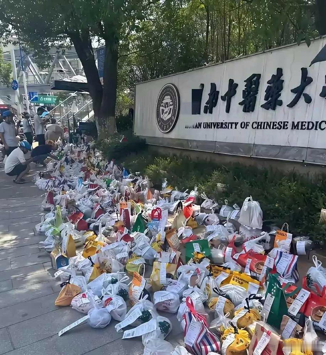 我就想不通这么多的外卖，这可是医学院的学生啊？ 