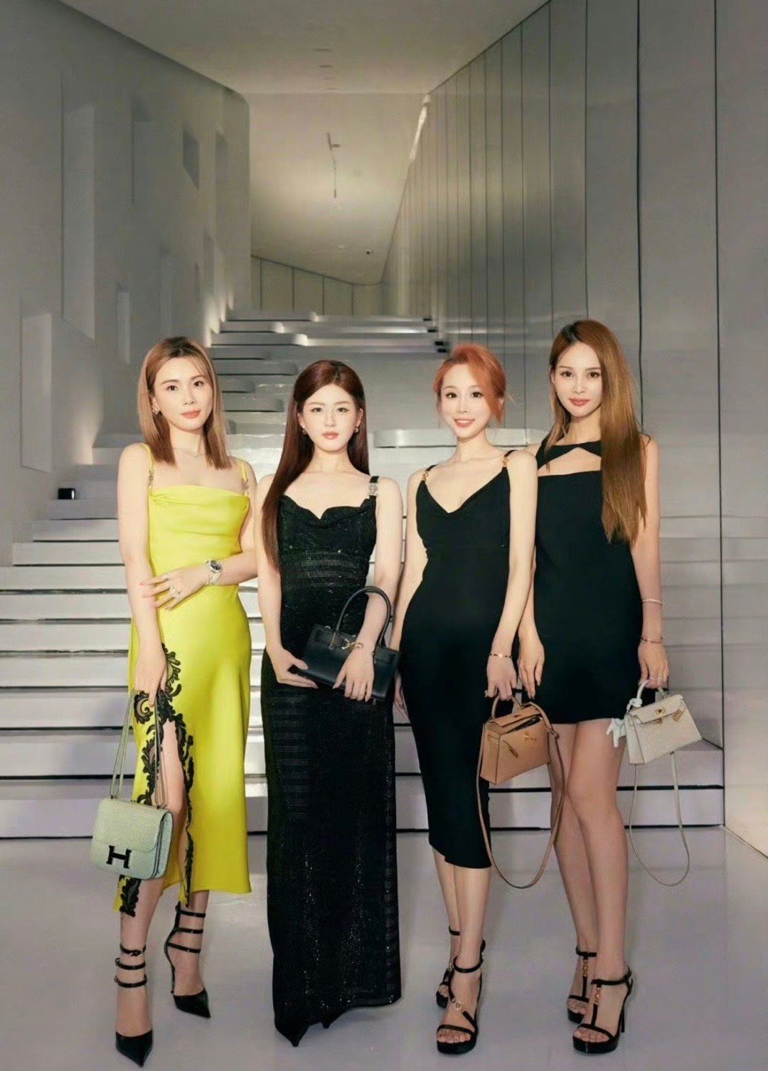 赵露思、曾黎分别和素人合影都在说素人比明星还好看[允悲][允悲][允悲] ​​​