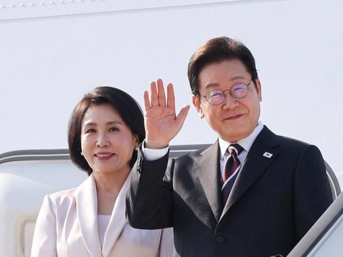 李在明也没想到，访华仅4天，59岁妻子竟凭一个举动给他长脸了。有此妻子，夫复何求