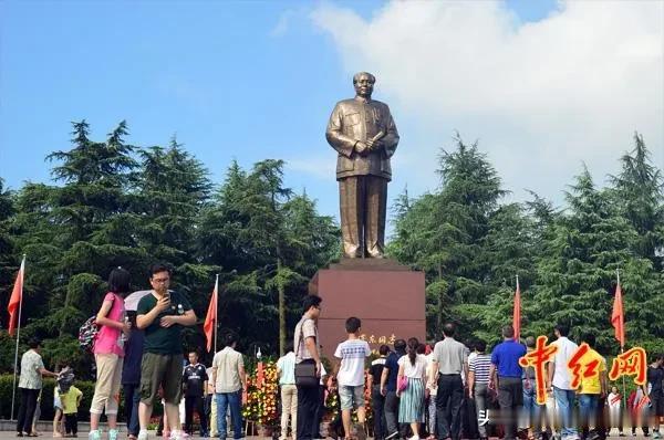 和一位刚从韶山毛主席铜像广场回来的朋友聊天：

我问他，每天上万人川流不息，怎么