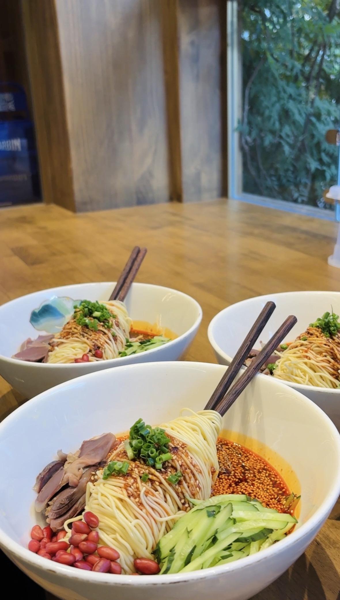 本款教程是一款多功能万能汁水配方，可通用制作凉面、凉皮。这套配方是我和团队经过无