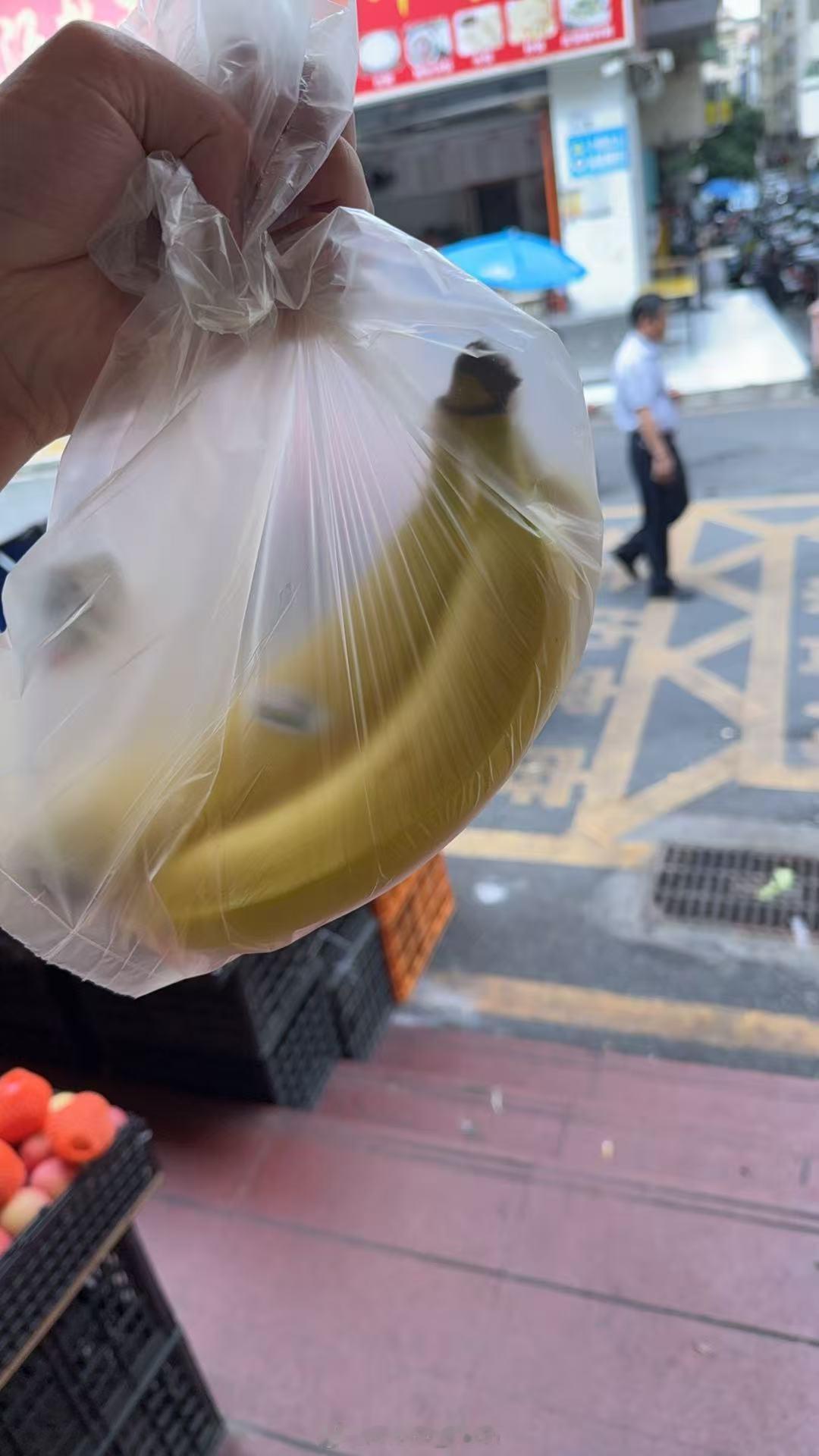 荔枝价格从7字头跌到4字头啊？都在跌吗？可是我今天买的香蕉3根就要我10块钱啦[
