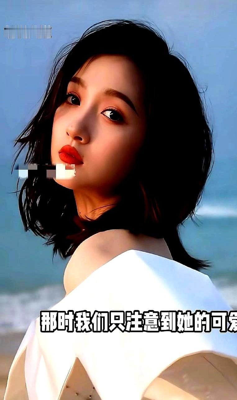 关晓彤有次亮相，真给我看愣了。

春晚前夜，突然顶着一头狗啃刘海就出来了。

镜