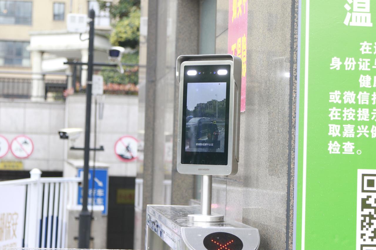如今的智能门禁系统有点未来科幻的感觉了，小区内居民不用带手机、不用带门禁卡也能通