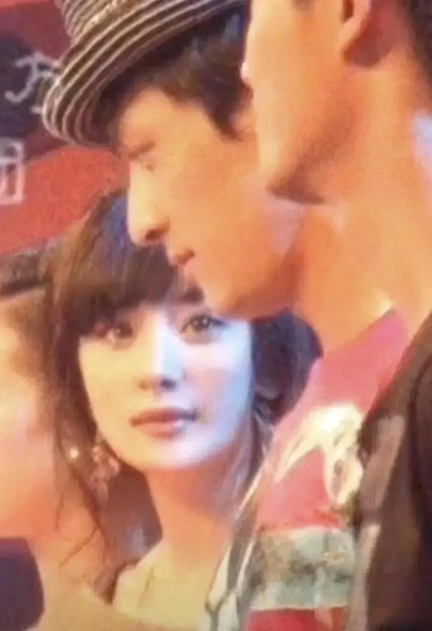 杨幂真的爱过胡歌吗？
一定狠狠爱过，也被深深伤过，他望向他的眼神里有喜悦，控制不