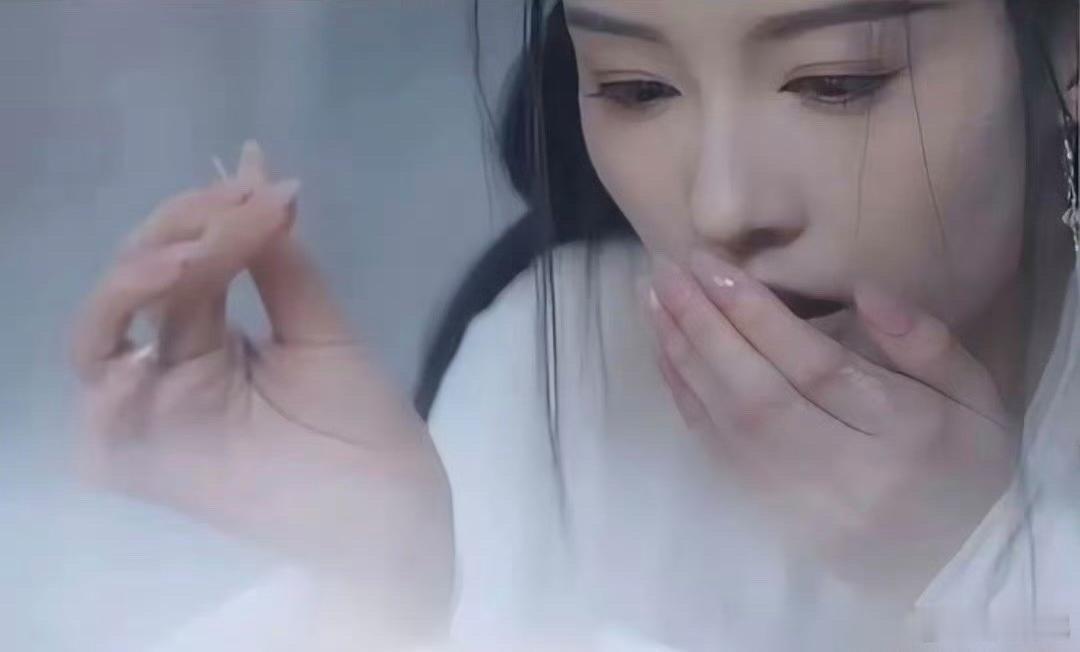 古装剧里还留着美甲，不觉得很突兀吗？还没见过其他像李沁这样留美甲的古装剧 ​​​