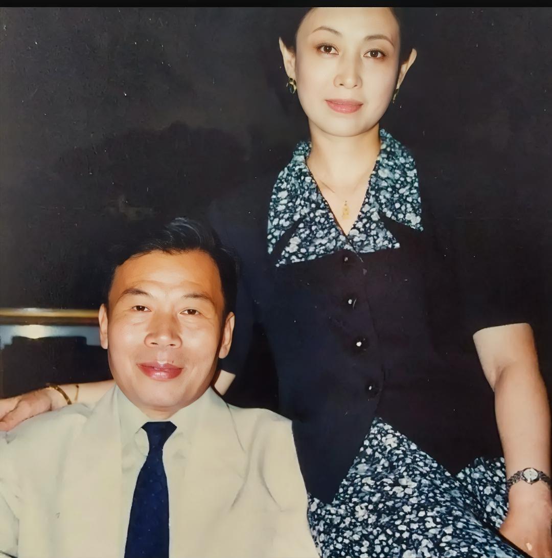 90年代，饰演“李宗仁”的特型演员邵宏来先生和张安安的一张合影，很多人看到照片第