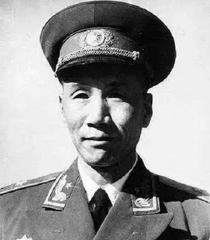 1941年，国军团长陈锐霆投奔新四军后，在夜里被人连捅3刀，杀手走后，伤重的他本