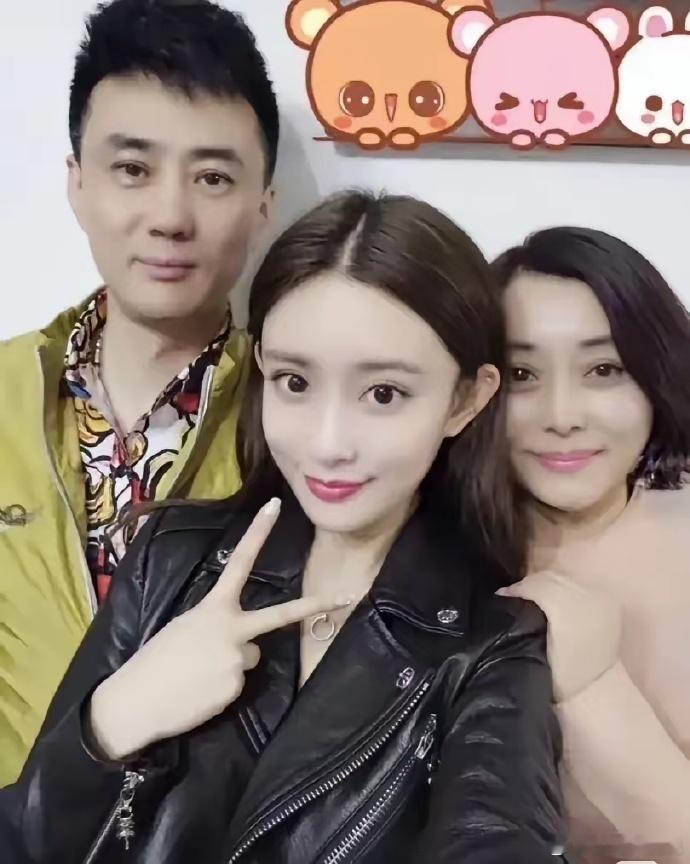 孟子义被网友戏称天生“整容脸”，有人觉得她父母都有种天然整容脸的感觉 